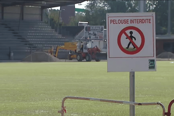 Au stade Verchère, le terrain officiel est en travaux... La faute aux footballeurs !


