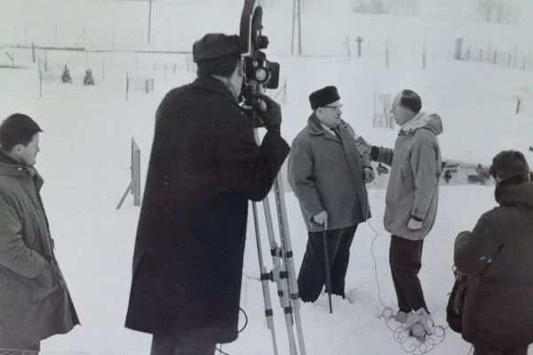 Une caméra 16 mm dans les années 65. Le reportage tourné ce jour là est archivé à l'INA