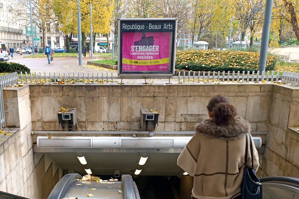 Affiche d'Ilévia pour la nouvelle campagne de lutte contre le harcèlement sexiste et les violences sexuelles, lancée lundi 21 novembre 2023, ici à la station de métro République Beaux-Arts.