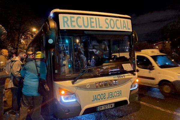 Le bus du Recueil social de la RATP stationne place de la Nation pendant que la maraude fait sa tournée dans les couloirs du métro.