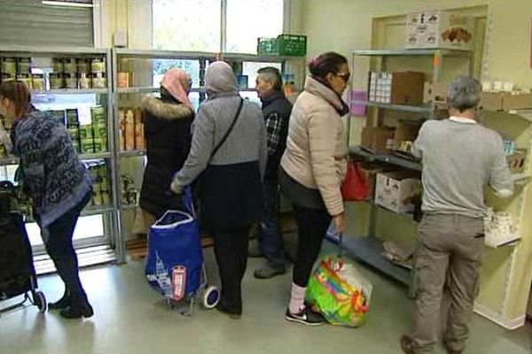 La 31ème campagne des Restos du Coeur commence ce lundi. A Montpellier, l'antenne du quartier de Figuerolles a déjà fait le plein - 30 novembre 2015.