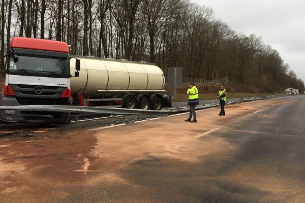 L'accident de ce camion-citerne a occasionné la fermeture de la RN 141 dans les deux sens entre Saint-Junien et Limoges, et la mise en place de deux déviations. 