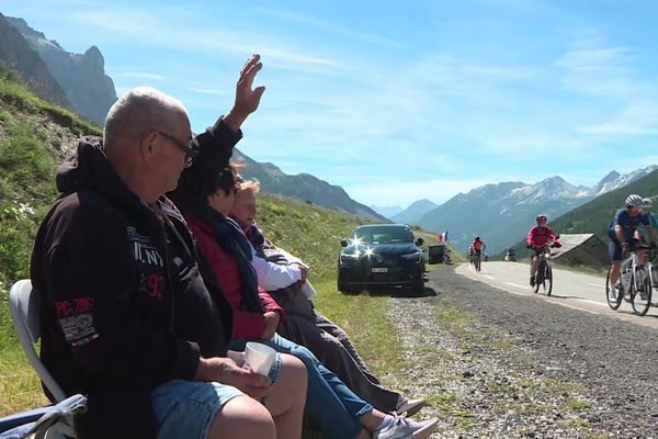 Le Tour de France est de retour en France avec le passage du col du Galibier, dans les Hautes-Alpes.