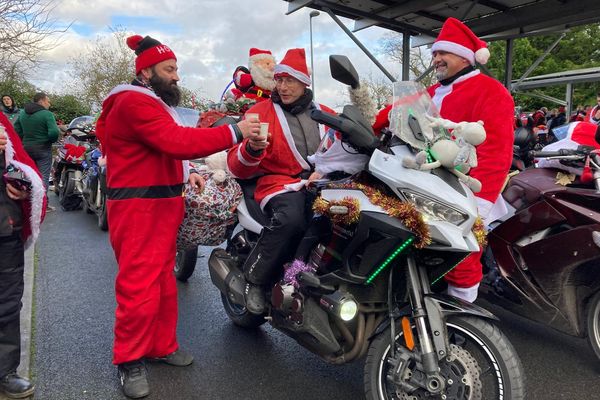 Les pères et mères Noël enforchent leurs motos pour offrir des cadeaux aux enfants qui n'en ont pas