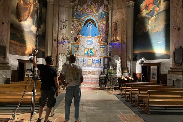 Nicolas Le Provost et Kostia Petit, photographes du studio Harcourt Paris face à la vierge noire de la basilique Notre-Dame la Daurade à Toulouse (Haute-Garonne).