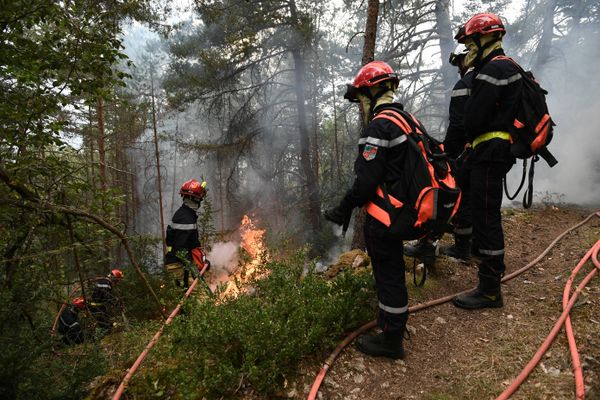 Des pompiers luttent contre le mégafeu de Mostuejouls (Aveyron), qui a ravagé près de 1 300 hectares en août 2022.