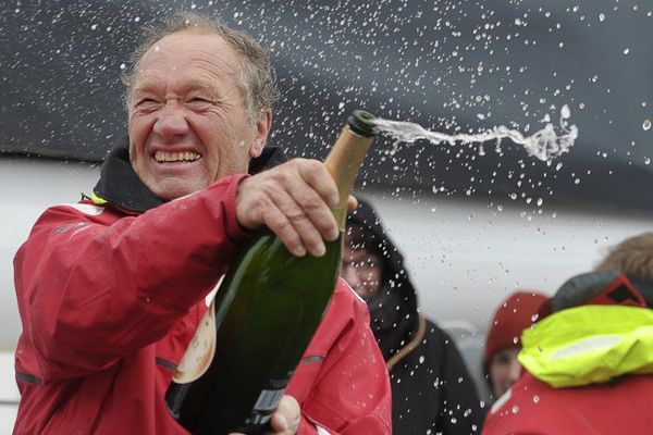 Francis Joyon célèbre son trophée Jules Verne, jeudi 26 janvier 2017.