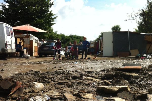 Champs-sur-Marne, le 20 juin 2013. Le camp de Roms où vivait le bébé vendu à un couple