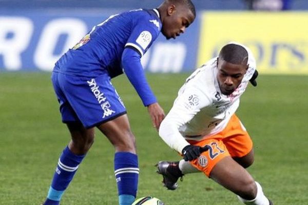 Le défenseur de Montpellier William Rémy (à droite) à la lutte avec le milieu de terrain de Bastia Floyd Ayite - 16/01/2016 