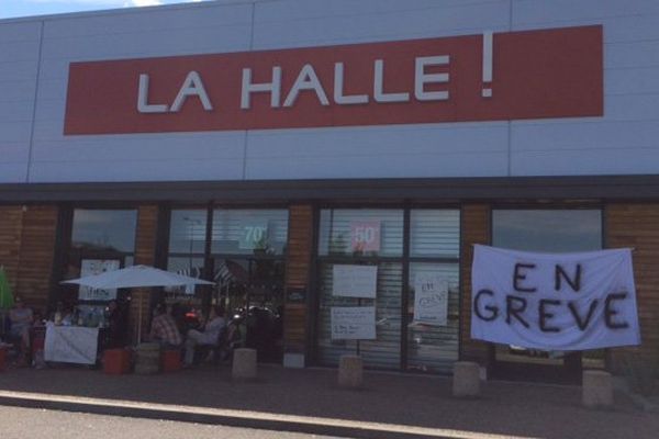 Le personnel du magasin La Halle de Condé-sur-Sarthe était en grève ce mercredi, premier jour des soldes.