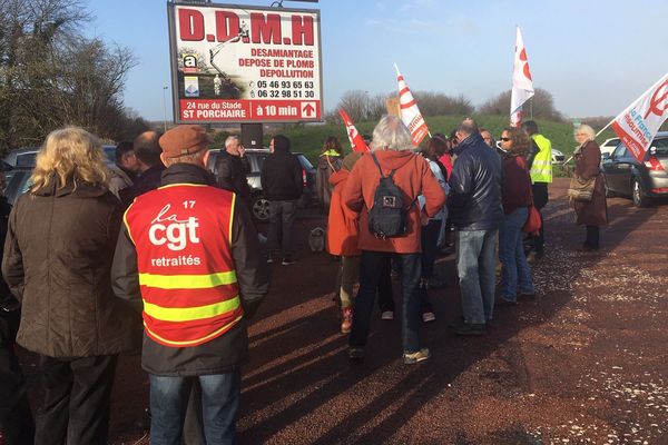 Les manifestants sur le rond-point de Rochefort à Saintes.