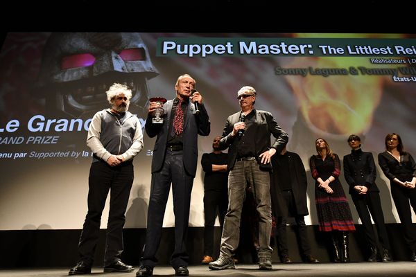 L'acteur allemand Udo Kier reçoit la coupe de cristal pour Sonny Laguna et Tommy Wiklund, réalisateurs du film "Puppet Master : The Littlest Reich", récompensé par le Grand Prix du jury longs métrages.  Udo Kier est entouré des deux présidents, Gustave Kervern et Benoît Delépine, à Gérardmer (Vosges), le 3 février 2019.