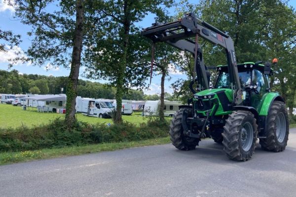 Les agriculteurs ont fait une démonstration de force avec une cinquantaine de tracteurs aux abords du terrain occupé illégalement par les gens du voyage à Merlenez (Morbihan)