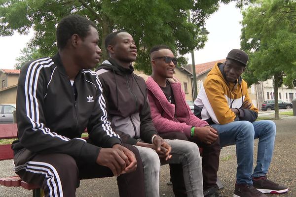 Mamoutou (en jaune sur la photo) et trois de ses amis ont plongé dans l'Adour pour venir en aide à un homme en train de se noyer.