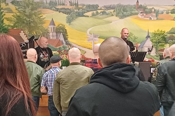 Un concert néo-nazi clandestin a été organisé samedi 28 septembre 2024 à la salle des fêtes de Namps-Maisnil (Somme).