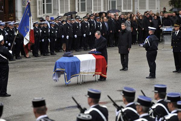 Le ministre de l'Intérieur Claude Guéant a rendu hommage au policier Cédric Pappatico dans la cour d'honneur de la préfecture de Chambéry, le 14 avril 2012, en présence de nombreux policiers, gendarmes, pompiers et CRS. Cédric Pappatico, policier de la BAC tué lors d'une intervention sur un cambriolage dans la nuit du 10 au 11 avril 2012, près de Chambéry, a été décoré de la Légion d'honneur à titre posthume.