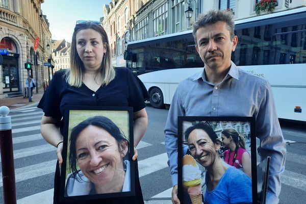 À gauche Florine, fille de Nathalie D. et à droite Nicolas D., le frère de Nathalie D., assassinée le 27 mai 2019