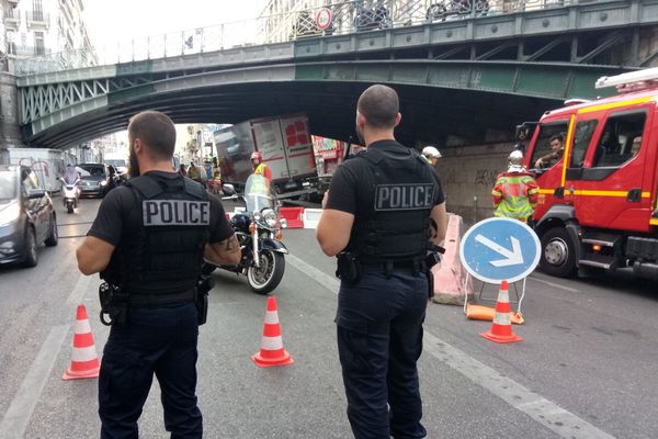 Depuis ce matin, un poids-lourd est coincé sous le pont du Cours Lieutaud