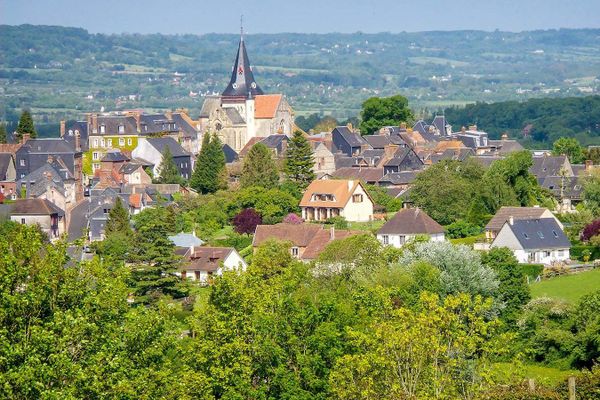 Un jeudi sans nuages dans le ciel du Calvados, où Beuvron-en-Auge se prépare à une chaude fin de semaine.