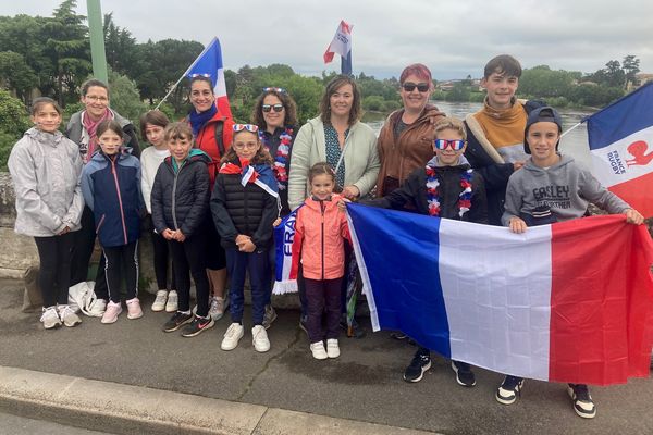 Les supporters tricolores venus assister au passage de la flamme olympique à Bergerac le 22 mai 2024.