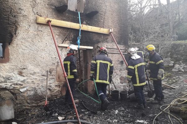 Les pompiers recherchent le corps d'un octogénaire dans les décombres de sa maison à Saint-Laurent-d'Olt dans l'Aveyron