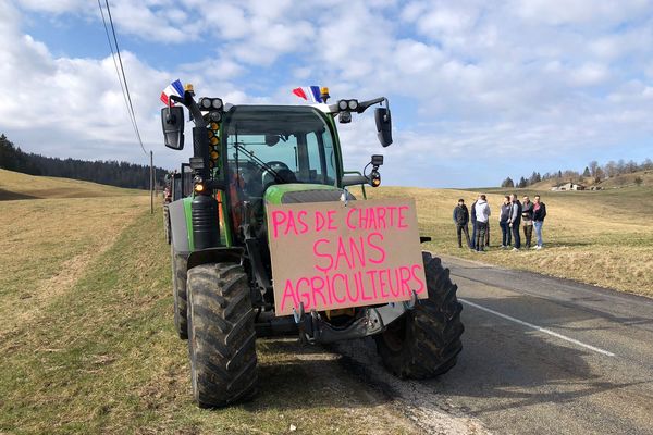 Le monde agricole du Jura, du Doubs et de l'Ain se rassemble ce jeudi 21 mars devant la Maison du Parc naturel du haut Jura, à Lajoux.