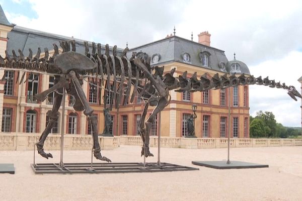 "Vulcain", installé devant le château de Dampierre-en-Yvelines, au sud-ouest de Paris.