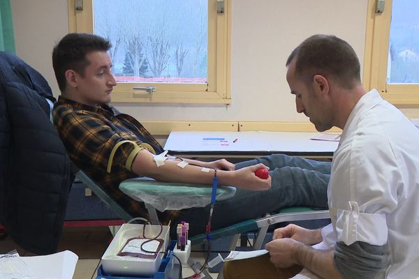 Un donneur de sang lors de la collecte effectuée à Aixe-sur-Vienne (Haute-Vienne), en décembre 2019.