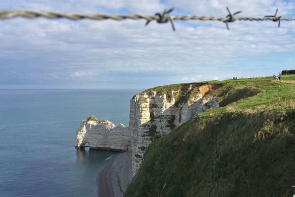 La falaise d'Amont à Etretat,  en direction d'Yport