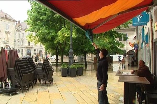 Les chaises des terrasses attendent un rayon de soleil