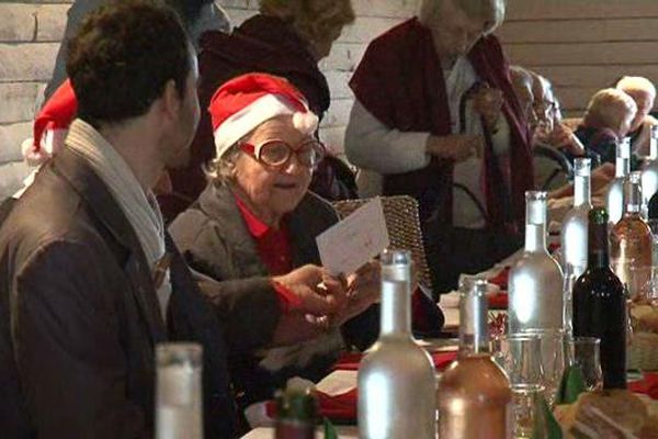 Les petits frères des pauvres passent un moment festif avec des personnes seules à Saint-Jean-de-Védas, dans l'Hérault - 24 décembre 2015