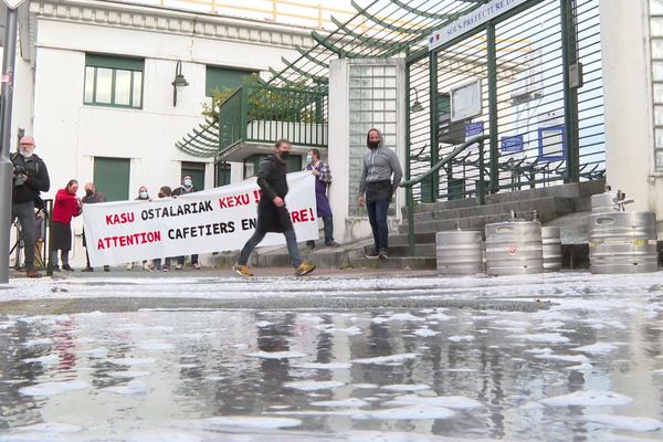 La colère gronde chez les cafetiers de Bayonne qui ont déversé 16 fûts de bière devant la sous-préfecture ce vendredi matin 27 novembre 2020.