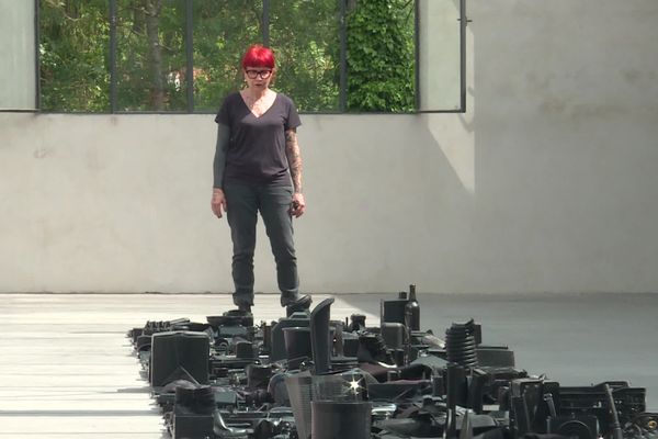 Lydie Jean-Dit-Pannel devant un "chemin" réalisé avec des objets glanés près de chez elle en banlieue parisienne. 

Exposition "A long way"  - Centre d'art contemporain d'Amilly (Loiret) - Jusqu'au 15 septembre 2024