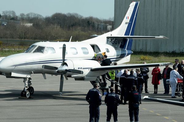 C'est dans le même avion (photo du 24/03/2017) que ses deux camarades rapatriés vendredi que le 3ème lycéen de Concarneau est arrivé à l'aéroport de Quimper ce mardi 28 mars 2017