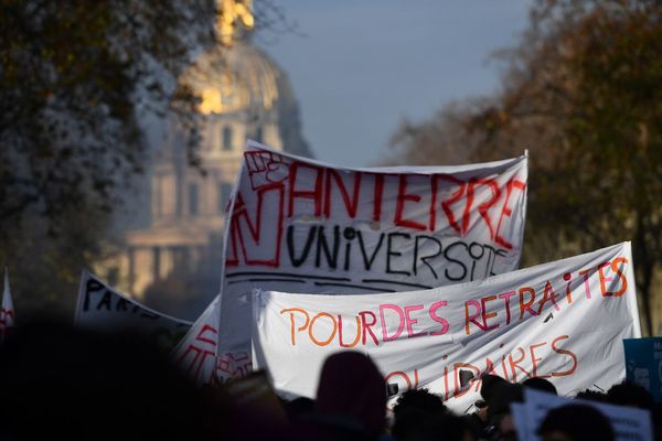 Des manifestants, le 10 décembre à Paris, rassemblés contre la réforme des retraites.