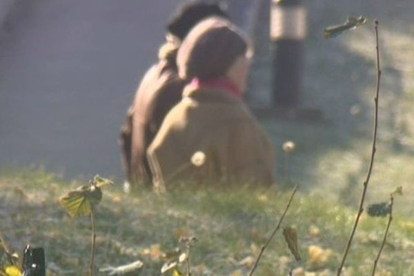 Des familles devant la maison de retraite de Jacob-Bellecombette