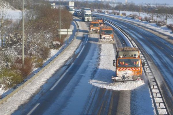 Quand il neige, saler les routes préventivement est inefficace