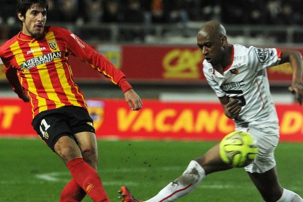 Le défenseur lensois Pablo Chavarria opposé au Rennais Gelson Fernades Tavares lors du match de la 27e journée de Ligue 1 au stade de la Licorne à Amiens. 28/02/2015