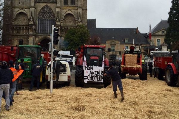 Les agriculteurs devant la préfecture de la Sarthe ce mercredi 24 février au Mans