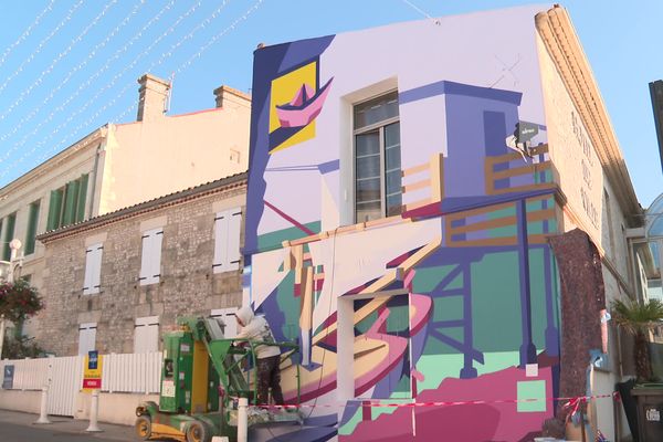 L'artiste lyonnais Quetzilla peint une fresque au centre ville de Meschers en septembre 2024 pour Sentier des Arts