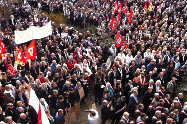 Rassemblement du cortège devant la clinique.