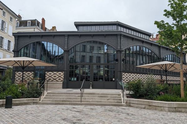 L'ancien bâtiment rénové du marché des Halles accueille actuellement un concept de restauration dans le centre-ville du Puy-en-Velay.
