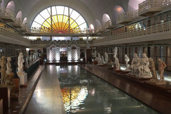 Vue du bassin du musée d'art et d'industrie André Diligent