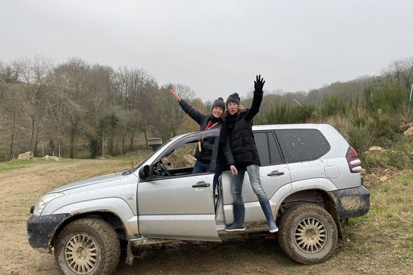 Anne et Annabelle lors d'un stage de pilotage dans les Alpes mancelles en janvier 2022.