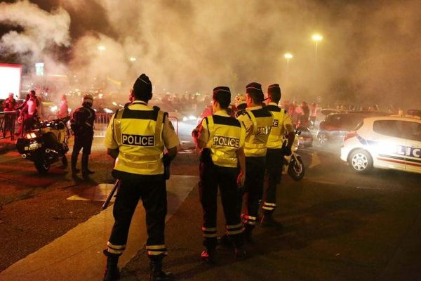 Des policiers sur les Champs-Elysées à Paris, où les supporters de l'Algérie fêtent la victoire de leur équipe, le 26 juin 2014. 