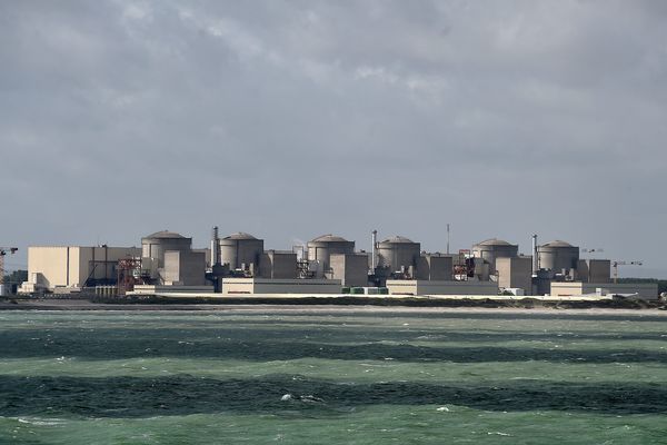 La centrale nucléaire de Gravelines, et ses six réacteurs, vue depuis la mer. (Illustration)