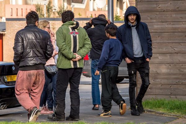 Ce matin, les migrants évacués à Grande-Synthe erraient à proximité du camp.