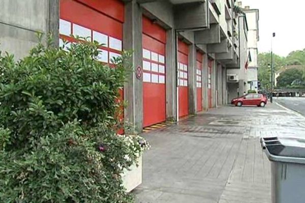 La jeune femme a été poignardée au moment où elle sortait d'un immeuble proche de la caserne de pompiers de l'avenue Félix Viallet à Grenoble. 