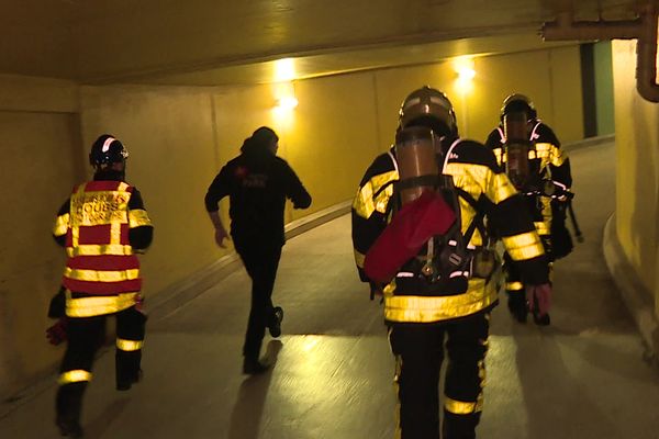 Le SDIS 25 en simulation d'intervention dans un parking souterrain le 27 avril 2023.