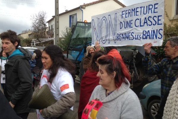 Limoux (Aude) - mobilisation des parents d'élèves de Rennes-les-bains devant l'Inspection académique - 25 mars 2015.